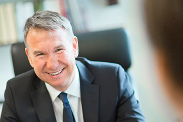 Dr. Dietmar Czernich